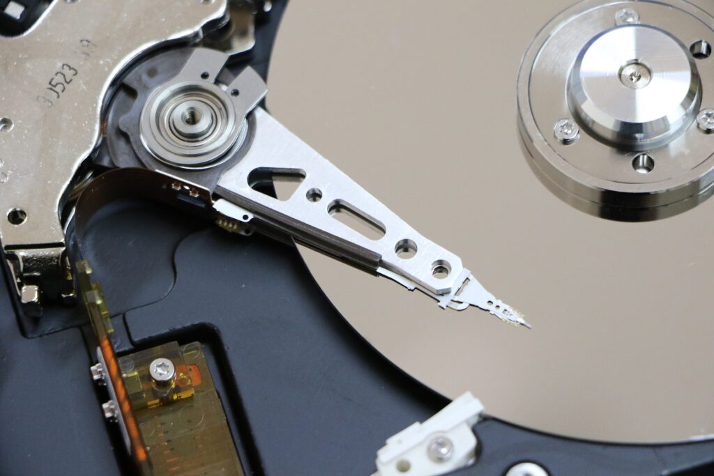 Hard drive yang dibuka memperlihatkan komponen internal.