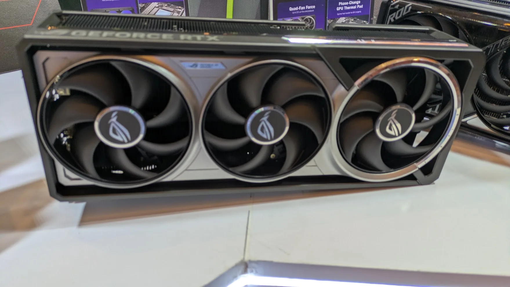 Karta graficzna: 12 GB pamięci VRAM zapewniającej optymalną wydajność