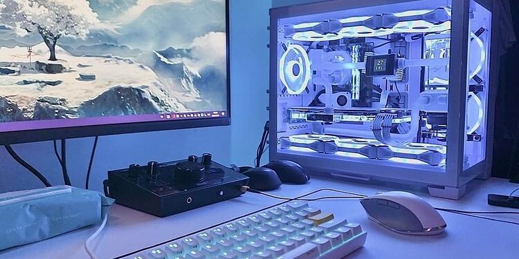 PC Gamer 6을 구축하는 방법 Guía: Como armar una PC Gamer - gabinete blanco con panel de vidrio, ventiladores RGB, GPU y cableado ordenado, junto a monitor, teclado y mouse.