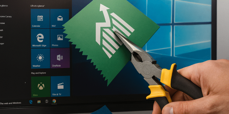 Så här rensar du Windows från Bloatware: Ta bort 1,6 GB och snabba upp! 🚀 1 Så här rengör du Windows från bloatware - En handhållen tång bredvid programikoner på Windows-skärmen symboliserar rengöring eller borttagning av bloatware från Windows operativsystem för att optimera prestandan.