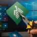 Windowsからブロートウェアを削除する方法:1.6GBを削除してスピードアップ!🚀2 Windows からブロートウェアをクリーンアップする方法 - Windows 画面上のアプリケーション アイコンの横にペンチを持った手。これは、パフォーマンスを最適化するために Windows オペレーティング システムからブロートウェアをクリーンアップまたは削除することを示しています。