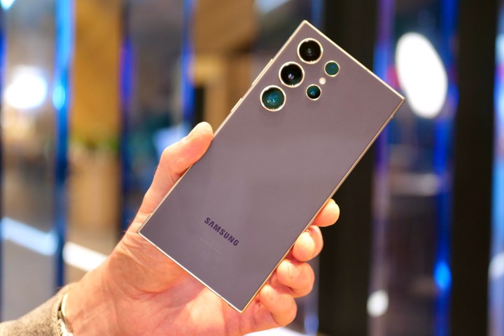 Una persona con in mano il Samsung Galaxy S24 Ultra.