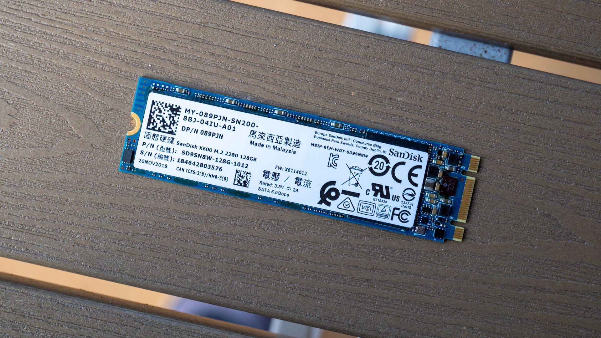 Quelles sont les conditions requises pour utiliser la réalité virtuelle ? 12 Un SSD NVMe sur une table.