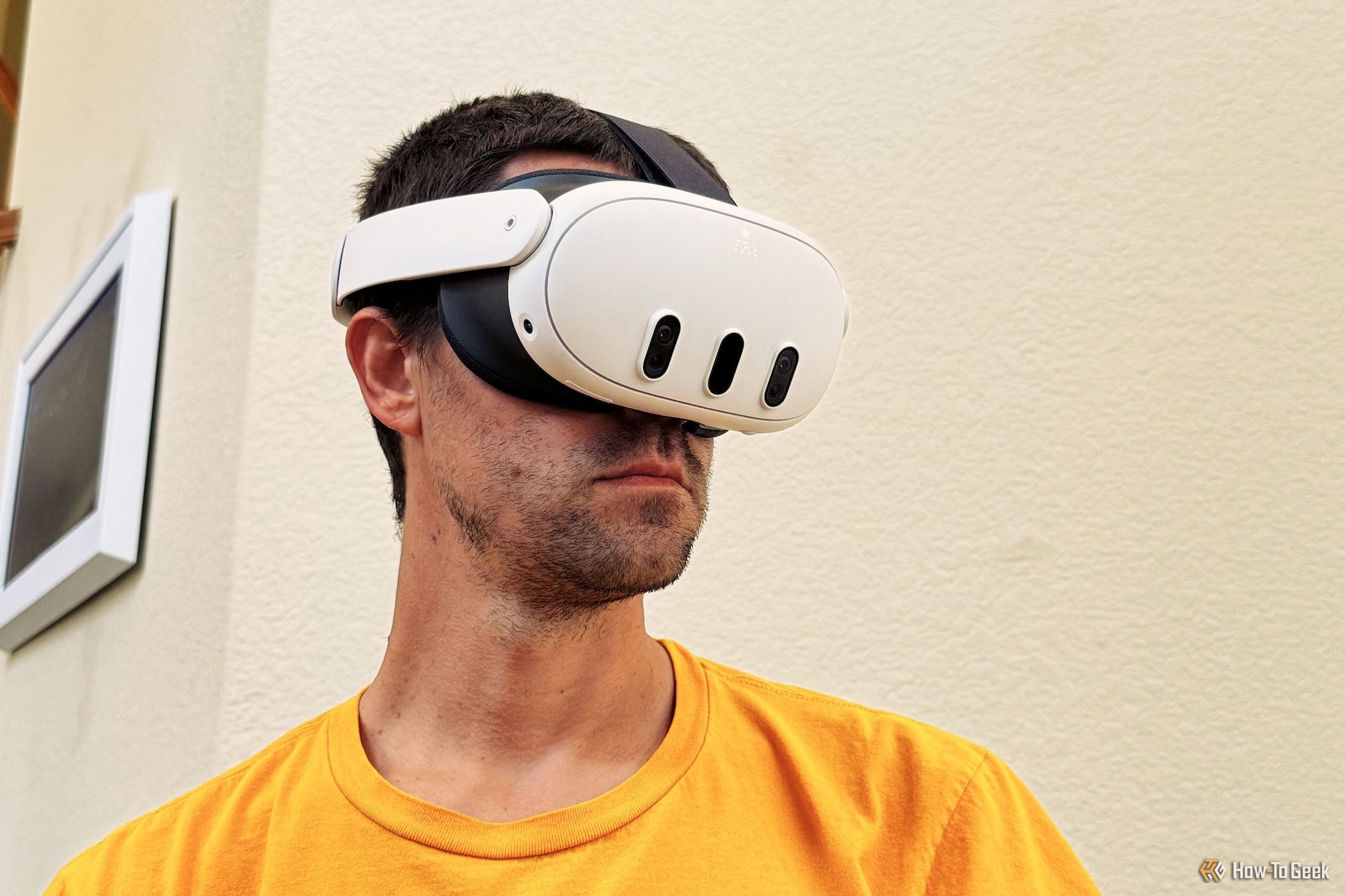 Meta Quest 3 헤드셋을 착용한 사람.