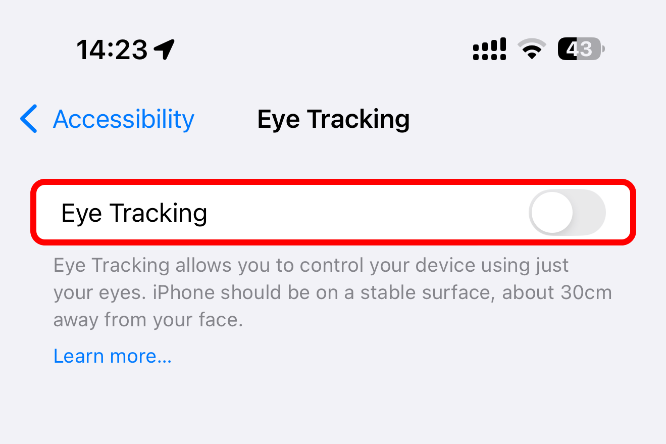 Pelacakan Mata di iPhone 📲 Gunakan ponsel Anda tanpa menyentuhnya 🤯 21 Tampilan dekat tombol Pelacakan Mata yang dimatikan di aplikasi Pengaturan iPhone.