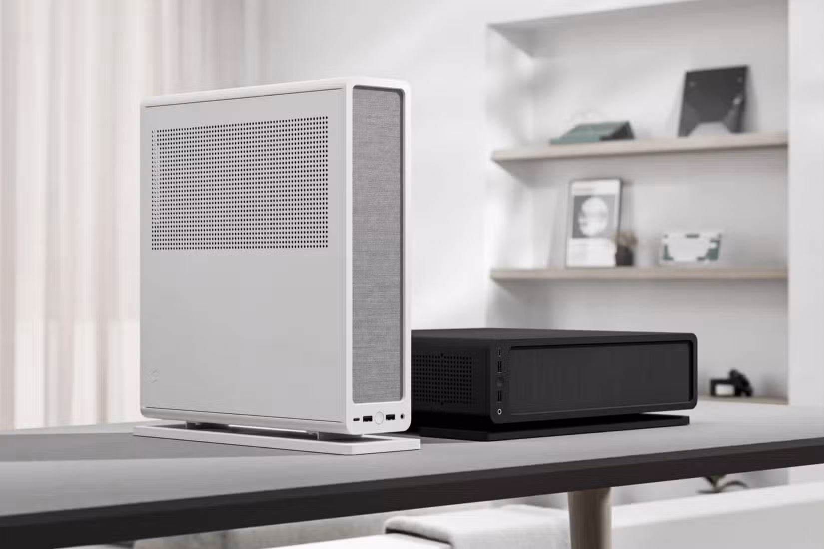 Due custodie Fractal Design Ridge su un tavolo. 