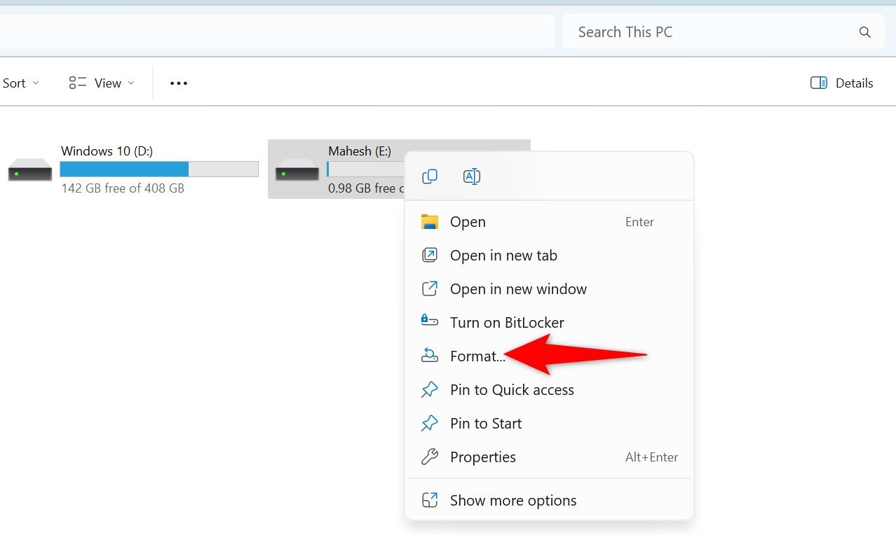 Transferencias Windows 11: 7 consejos para velocidad récord ⚡🔥 14 "Formatear" resaltado para un disco en el Explorador de Archivos.