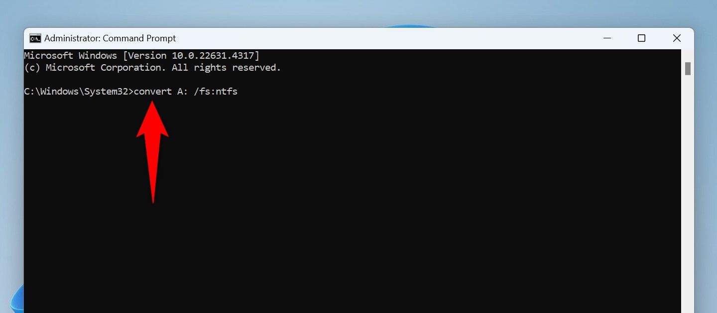 Transferencias Windows 11: 7 consejos para velocidad récord ⚡🔥 13 El comando para convertir un disco a NTFS escrito en el Símbolo del Sistema.