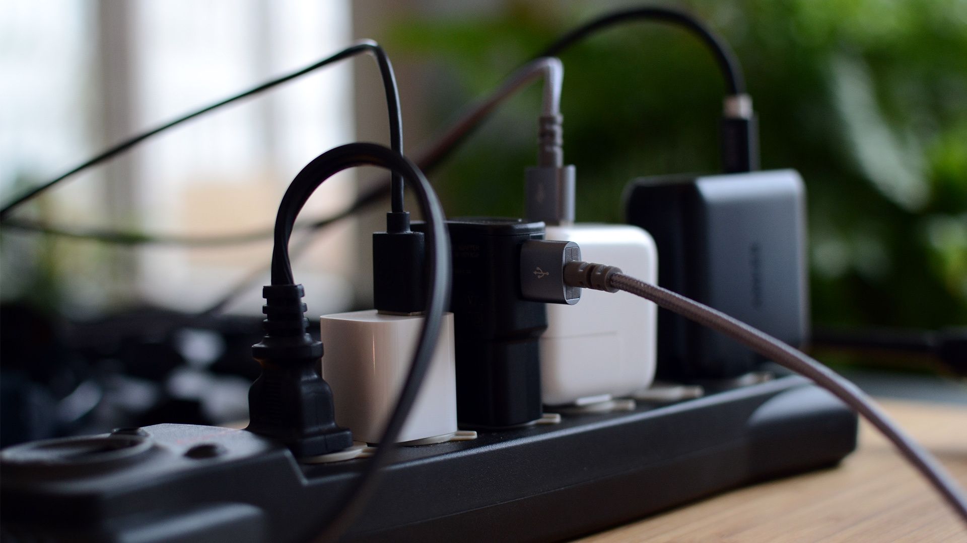 8 Maneras de Acelerar la Carga Lenta ⚡ Descubre cómo cargar tu laptop rápido 8 Múltiples adaptadores de corriente y cables conectados a una regleta.