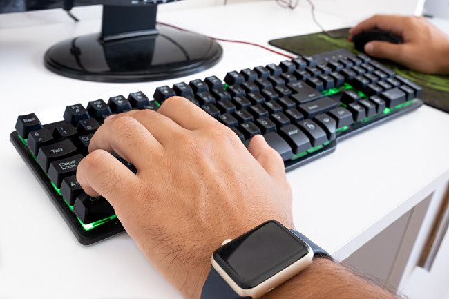 RTS-Spiele: Warum lassen große Studios sie fallen? 🎮🔥 7 Ein PC-Spieler, der zum Spielen das WASD-Layout und eine Maus verwendet.