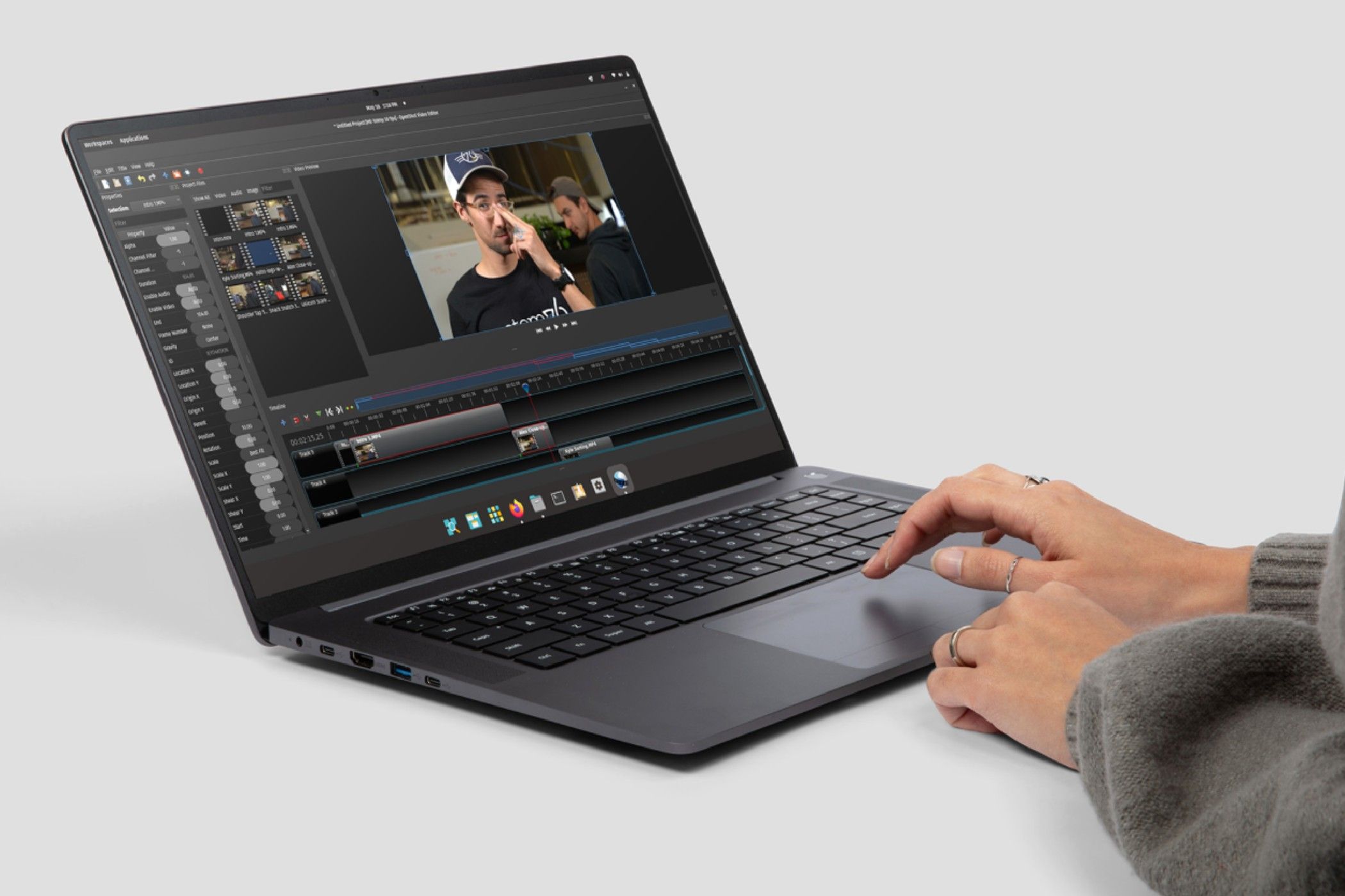 Verborgen kosten van het bezit van een Chromebook: koop hem niet voordat u dit gelezen hebt! ⚠️ 15 Systeem 76 Pangolin met een persoon die bewerkingssoftware gebruikt.