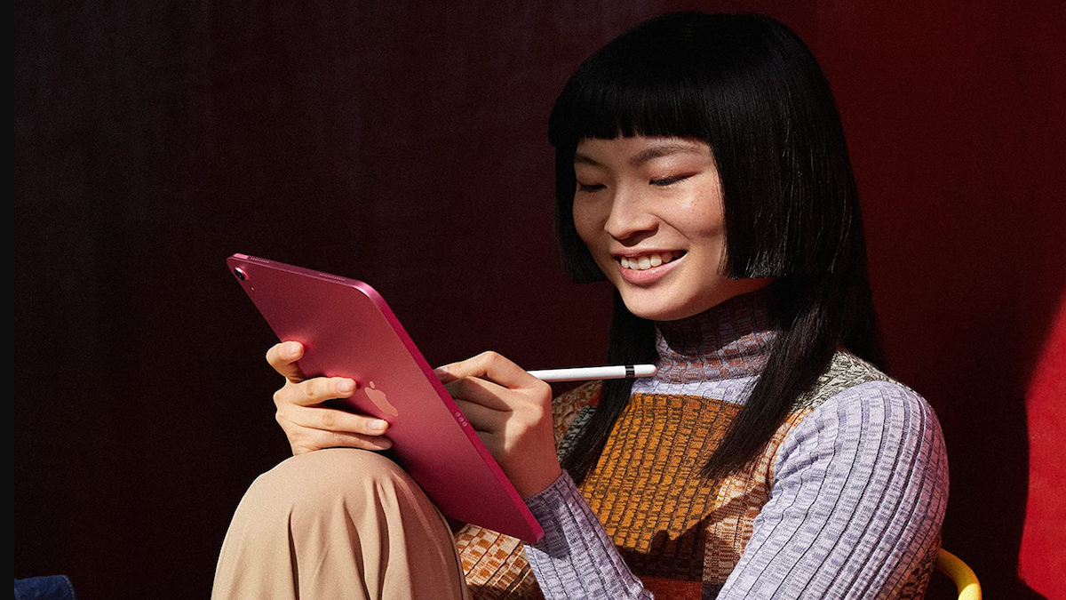 Chromebook vs. iPad: Entdecken Sie die beste Option für Studenten! 🎓🔥 8 Frau benutzt ein rotes Apple iPad.