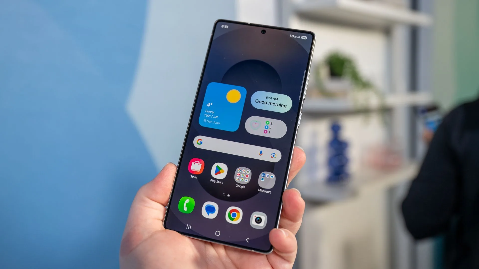 One UI ⚡️: Galaxy S25 のバッテリーを簡単に節約できます! 17 Samsung Galaxy S25 Ultra を手に持ち、画面を見ている人。