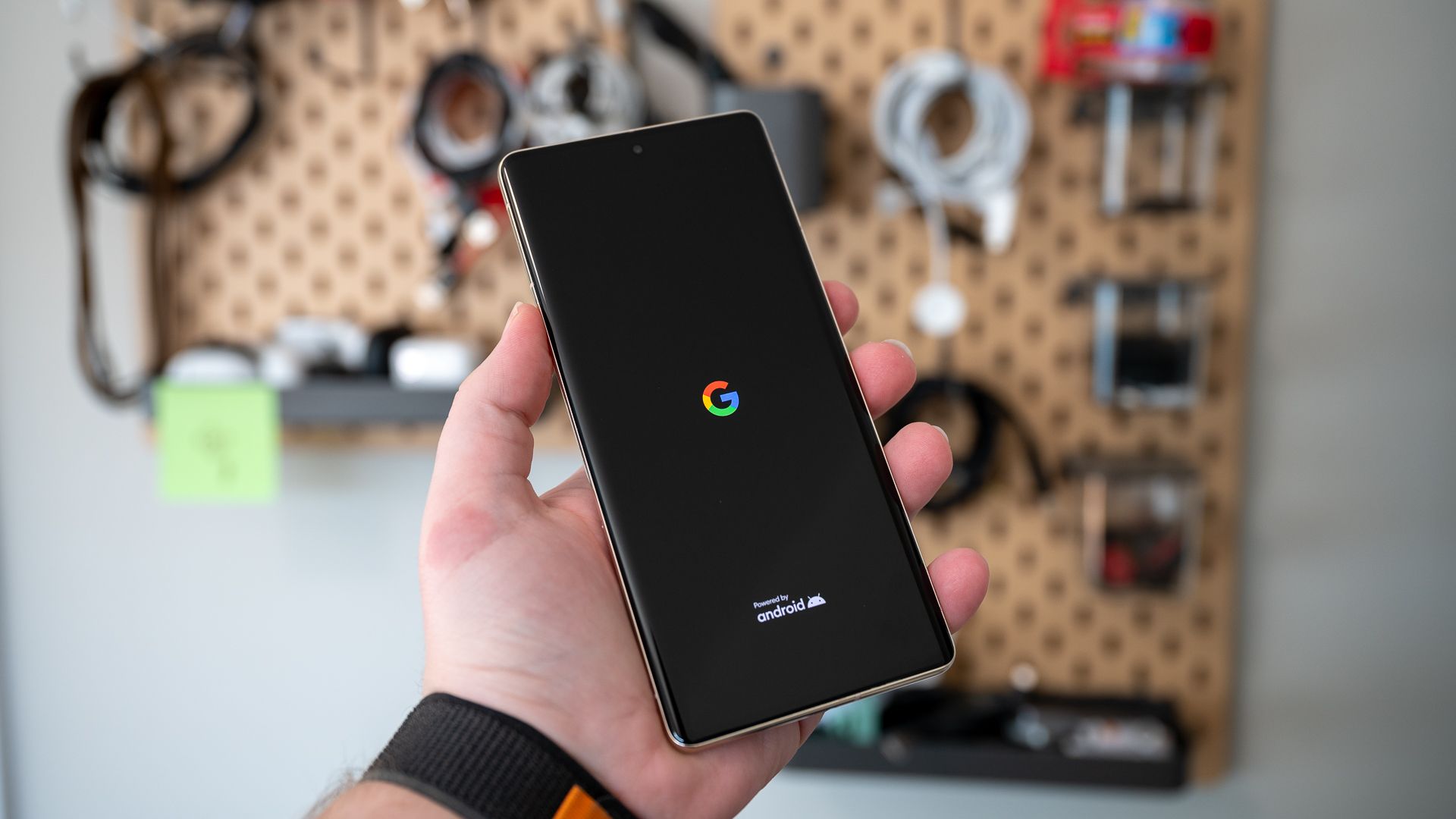 Google- und Powered by Android-Logo während des Android 13-Startbildschirms auf Pixel 7 Pro