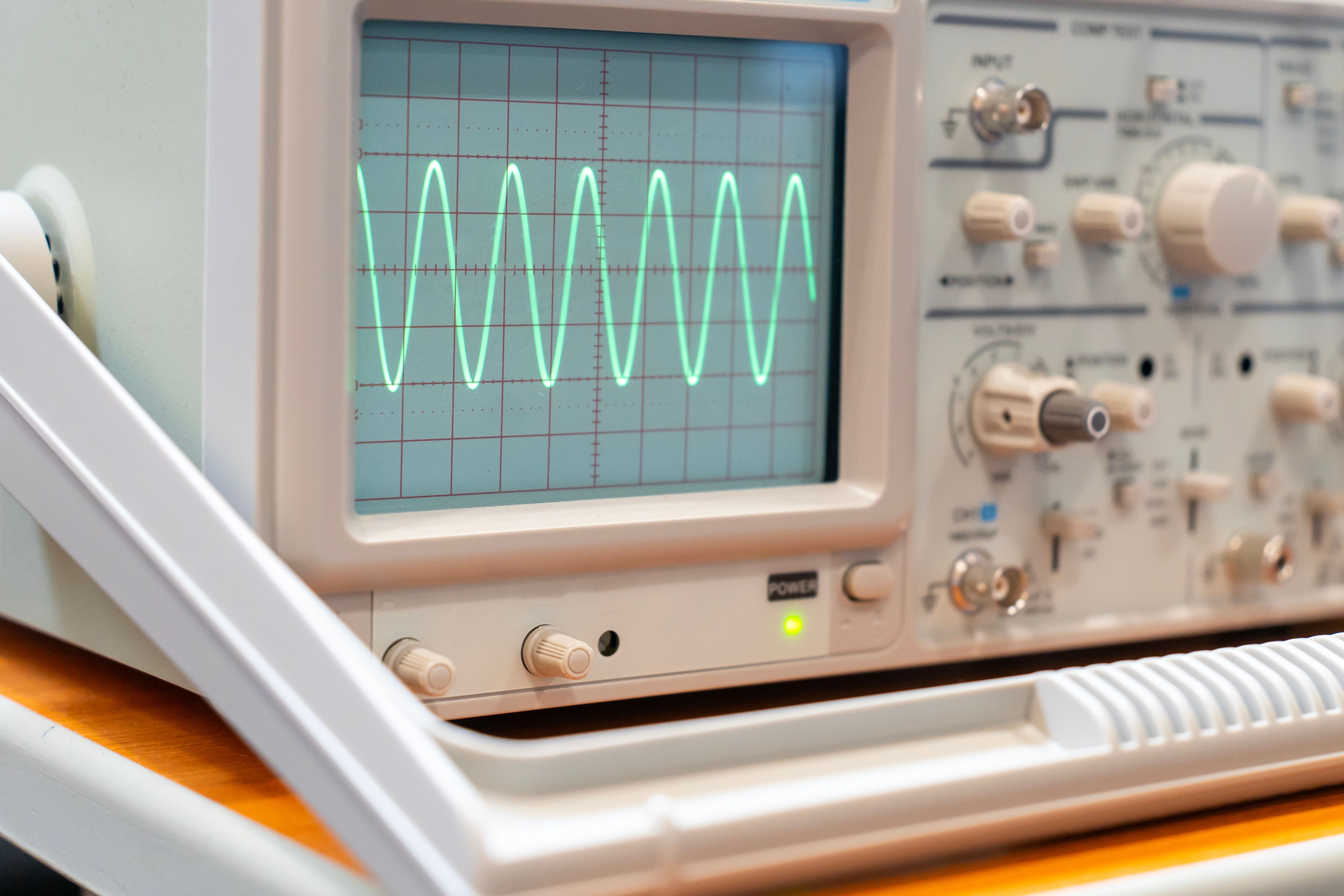 5G mmWave: A tecnologia mais rápida que vai mudar sua conexão 🚀⚡ 10 Ondas senoidais verdes na tela de um osciloscópio multibotões.