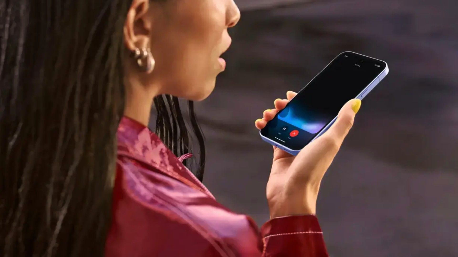 Google Pixel 9a vs iPhone 16e: ¡2 premium por menos de $600! 📱💥 102 Google Pixel 9a en uso por una mujer que le habla.