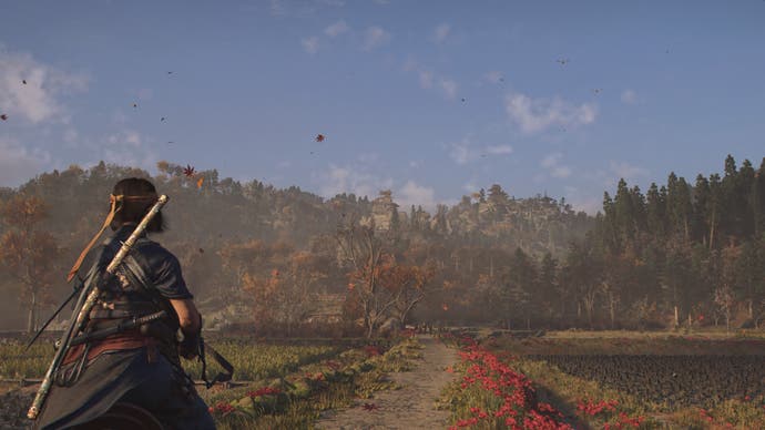 Screenshot da AC Shadows che mostra Naoe nei campi autunnali