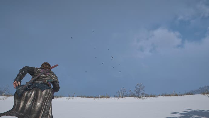 Screenshot da AC Shadows che mostra Naoe che corre in un campo innevato vuoto