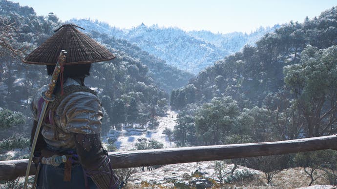 Screenshot da AC Shadows che mostra Naoe che guarda verso una valle