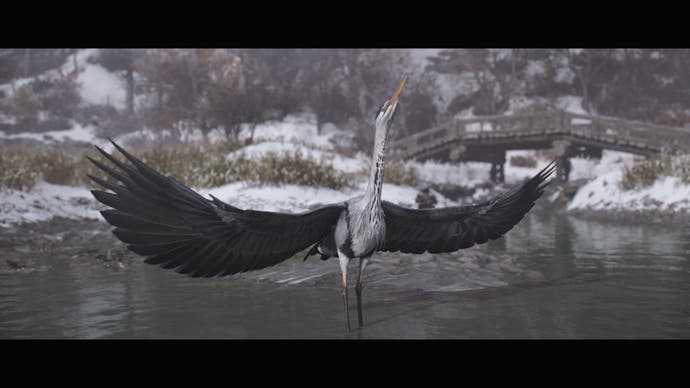Screenshot da AC Shadows che mostra un airone che si alza in volo da un fiume