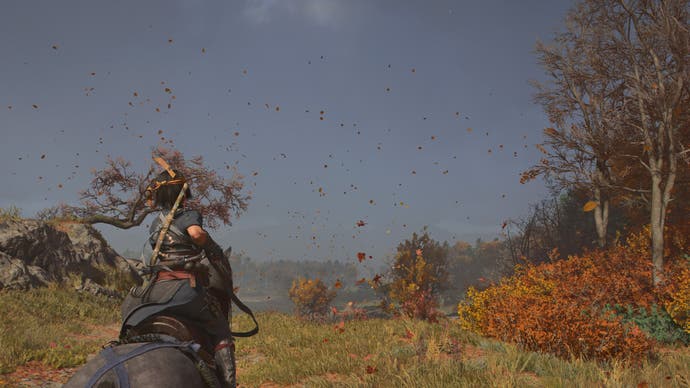 Screenshot da AC Shadows che mostra Naoe al galoppo nel vento autunnale