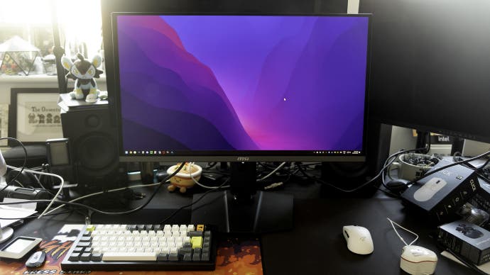 MSI MPG 272URX: 4K 240Hz QD-OLED that revolutionizes gaming! 🎮⚡ 10 MSI 272URX monitor screen on a messy desk