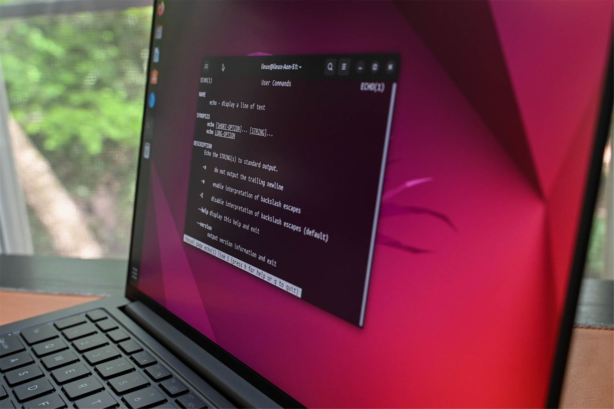 Терминалы с ускорением на GPU: ускорьте свой Linux за считанные секунды ⏩🔥 11 Ноутбук под управлением Ubuntu, на котором отображается руководство по команде терминала.