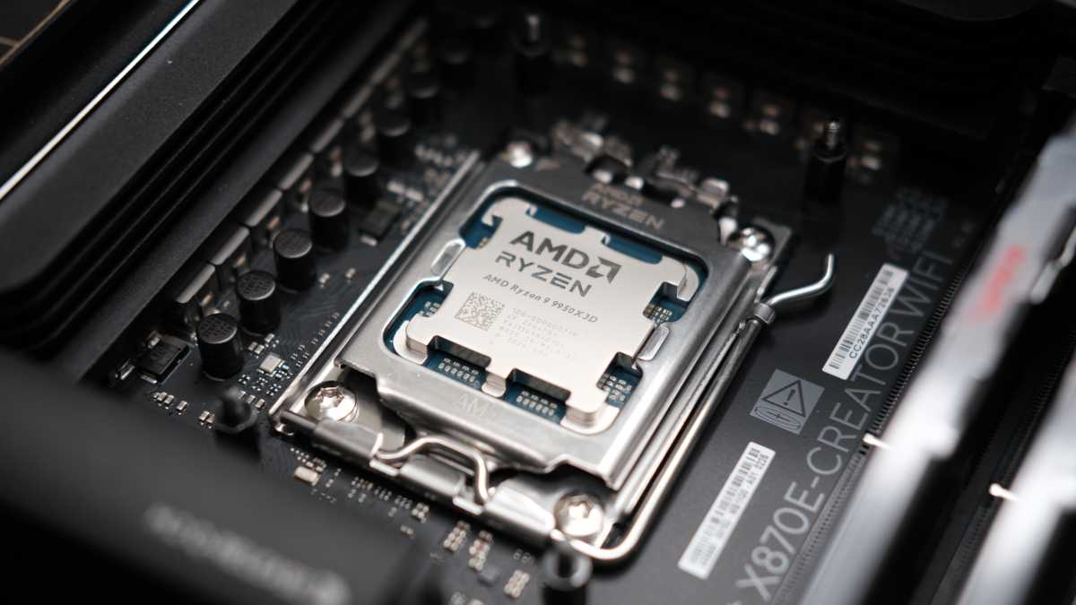 CPU-Cache: So steigern Sie Ihren PC und meistern AAA-Titel 🔥🖥️ 4 AMD Ryzen 9 9950X3D auf einem Motherboard installiert - rechter Winkel