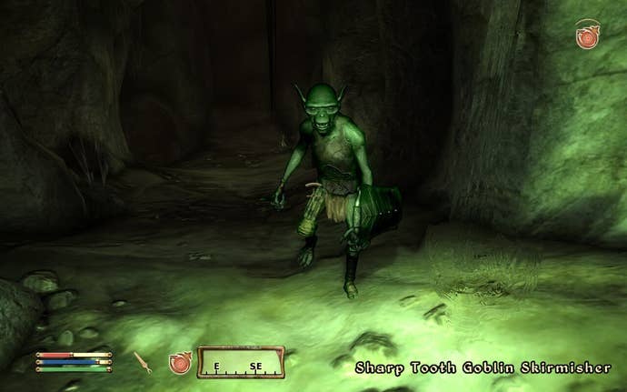 Guerras goblin de Oblivion: roba un tótem, causa caos 💥⏳ 9 Un goblin está de pie en una mazmorras iluminada en verde, en una pose bastante pasiva, pero lleva un escudo.