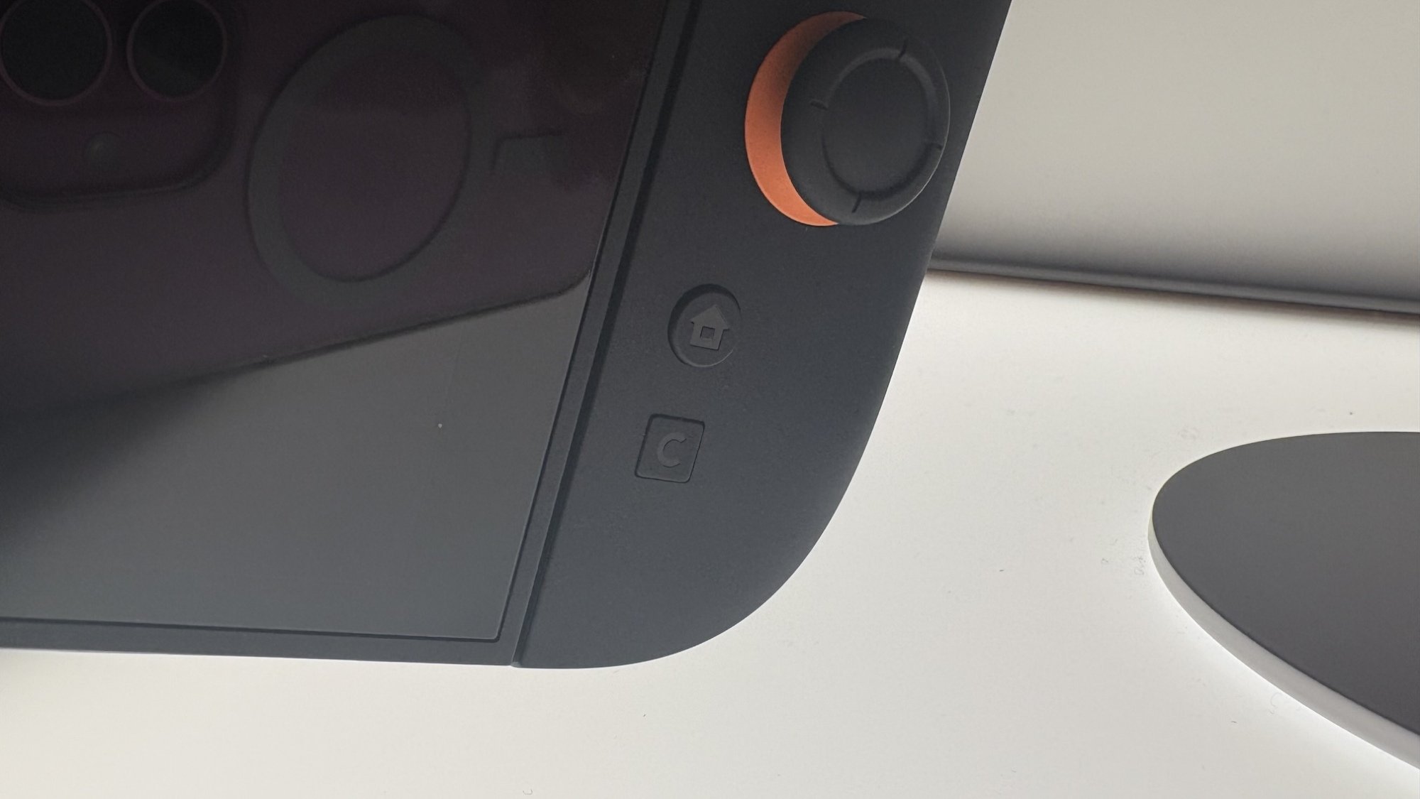 Switch 2 vs Switch 1: +FPS y pantalla 120Hz. 10 Botón C de Nintendo Switch 2 detrás de una vitrina