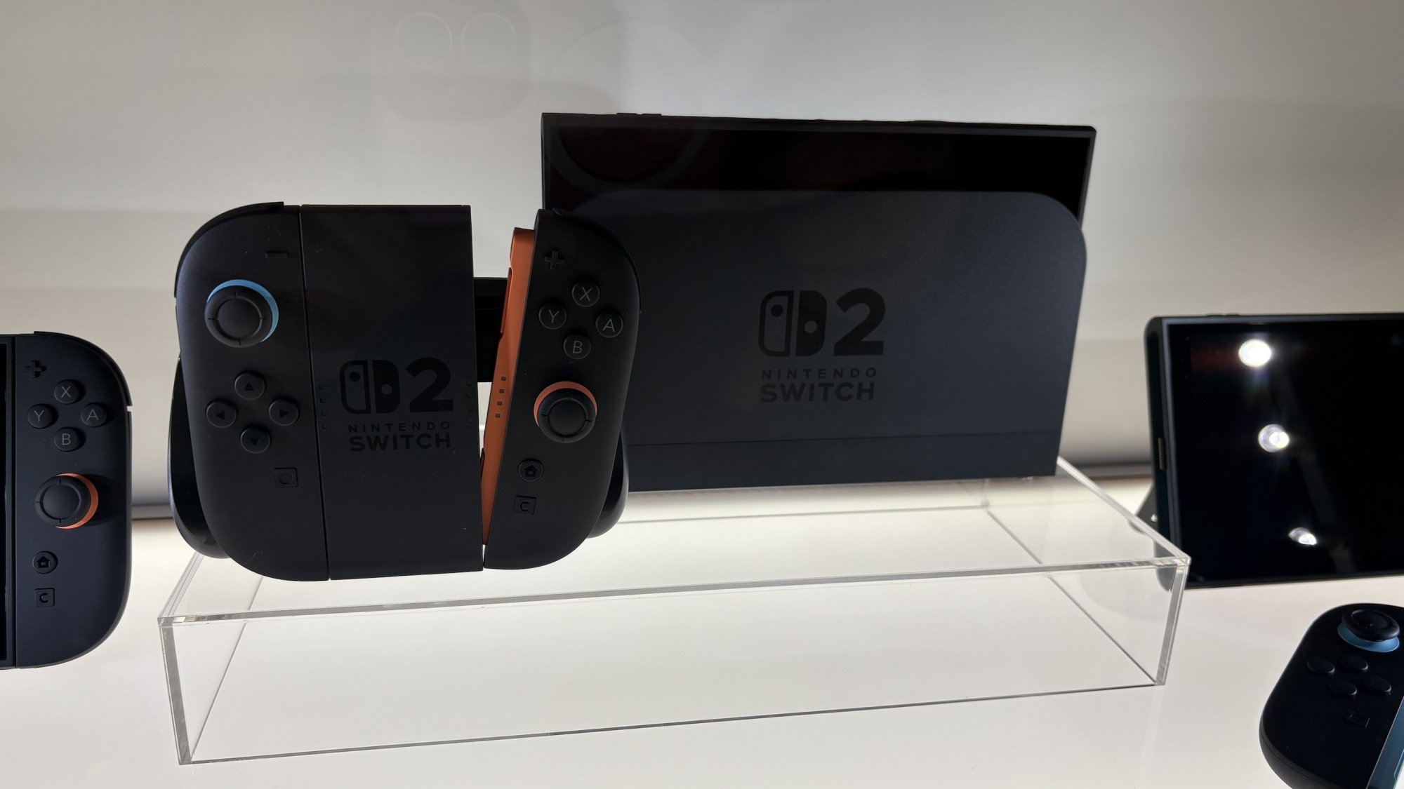 Switch 2 vs Switch 1: +FPS y pantalla 120Hz. 11 Base para Nintendo Switch 2 detrás de una vitrina