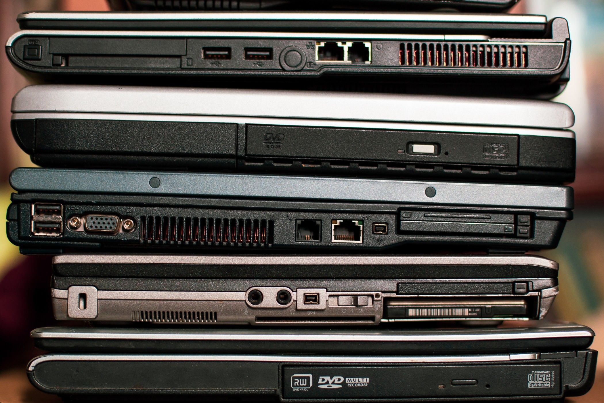 Servidor Headless: +Rendimiento en 3 pasos, sin monitor 🚀 20 Laptops antiguas amontonadas para reutilización como servidores.
