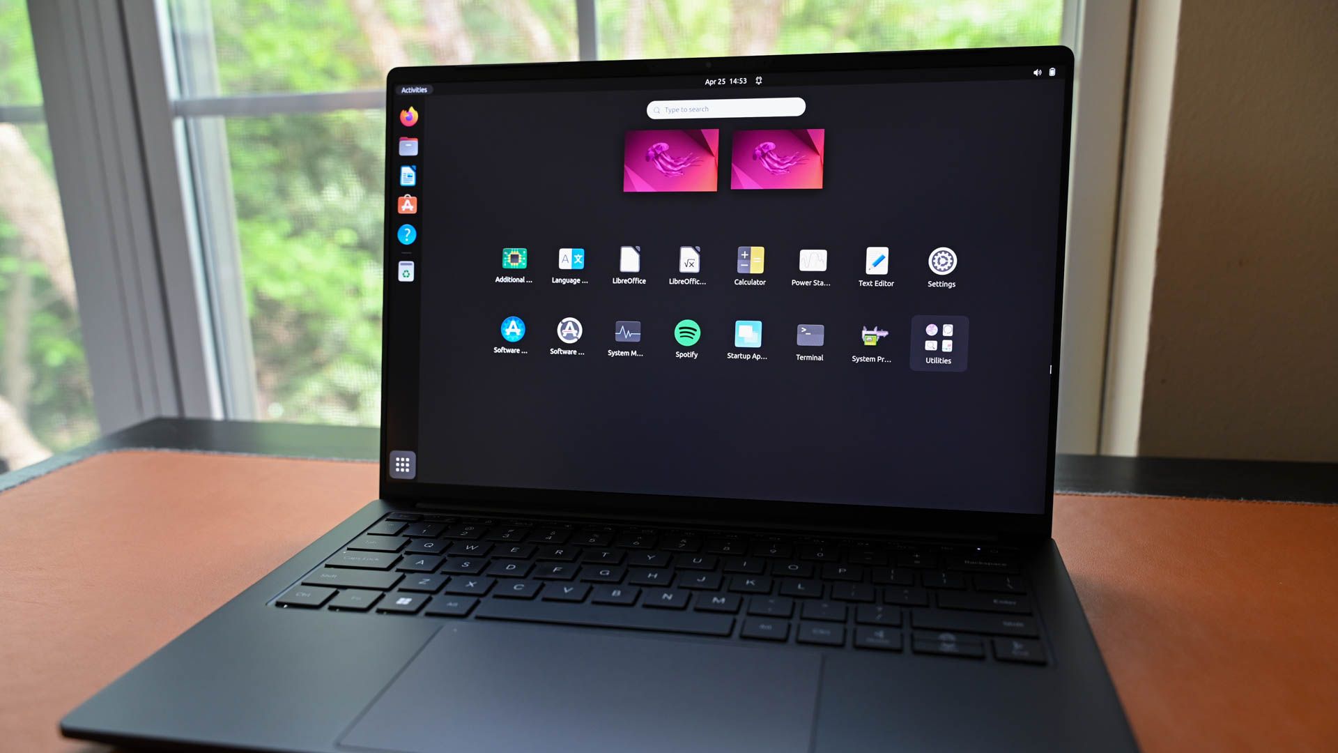 Configuraciones de Ubuntu que mejoran tu experiencia: Aprendé los 7 Secretos 14 Una PC con Linux mostrando aplicaciones instaladas.