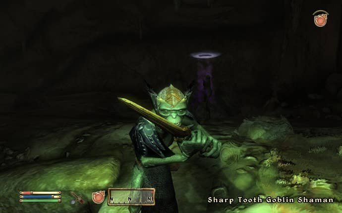 Guerras goblin de Oblivion: roba un tótem, causa caos 💥⏳ 8 Un chamán goblin tiene su espada levantada, listo para atacar al personaje jugador en Oblivion.