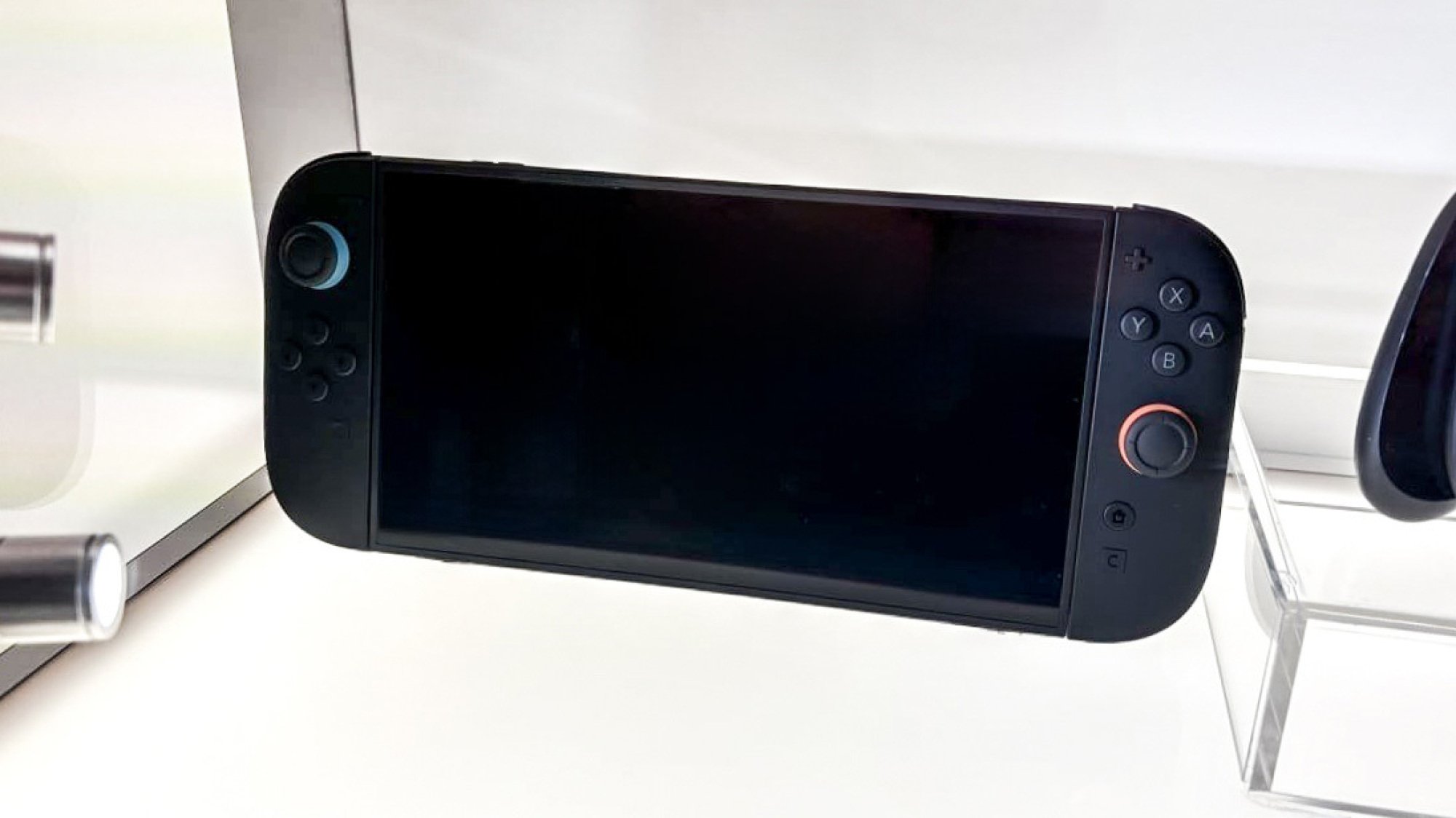 Switch 2 vs Switch 1: +FPS y pantalla 120Hz. 7 Consola Nintendo Switch 2 detrás de una vitrina