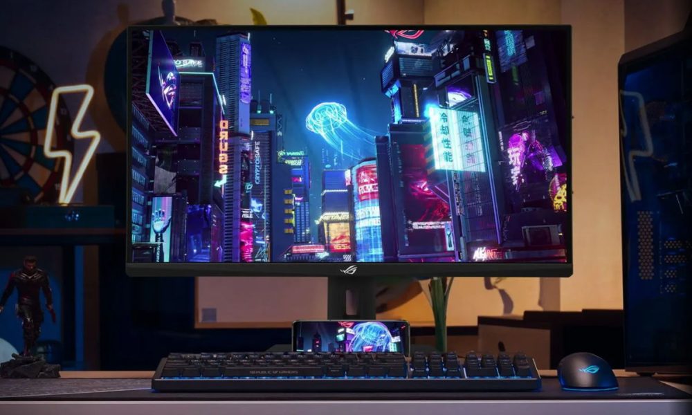 ASUS ROG Strix XG27ACMS 27-इंच QHD गेमिंग मॉनिटर 320Hz रिफ्रेश रेट के साथ, एक गेमर के डेस्क पर RGB कीबोर्ड और माउस के साथ दिखाया गया है जो एक हाई-डेफिनिशन साइबरपंक दृश्य प्रदर्शित करता है।