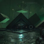 Sala giratoria - Captura de pantalla de videojuego que muestra la sala de agua giratoria con plataformas triangulares y un mecanismo central, guía visual para aprender cómo resolver el acertijo de la sala de agua giratoria en Doom.