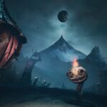 Ilustración oscura de *The Midnight Walk*: criatura con cabeza redonda y antorcha encendida caminando por un paisaje nocturno y montañoso, con casas torcidas y una luna siniestra en el cielo, usada en la reseña del videojuego de terror atmosférico.