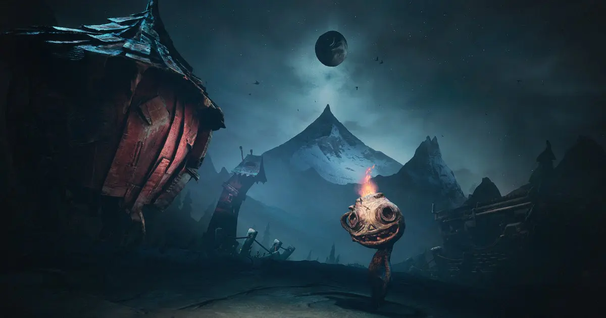 The Midnight Walk El viaje oscuro que todos quieren vivir 🔥 21 Illustration sombre tirée de *The Midnight Walk* : une créature à la tête ronde et à la torche allumée traverse un paysage montagneux nocturne, avec des maisons tordues et une lune sinistre dans le ciel, utilisée dans la critique du jeu vidéo d'horreur atmosphérique.