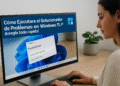 Come eseguire lo strumento di risoluzione dei problemi su Windows 11: persona che utilizza un PC con la finestra Impostazioni > Risoluzione dei problemi aperta per correggere gli errori.