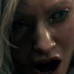 Requisitos Resident Evil Requiem - Primer plano de personaje femenino aterrorizado en Resident Evil Requiem para PC, imagen promocional en alta calidad que ilustra los requisitos y gráficos del videojuego de terror.