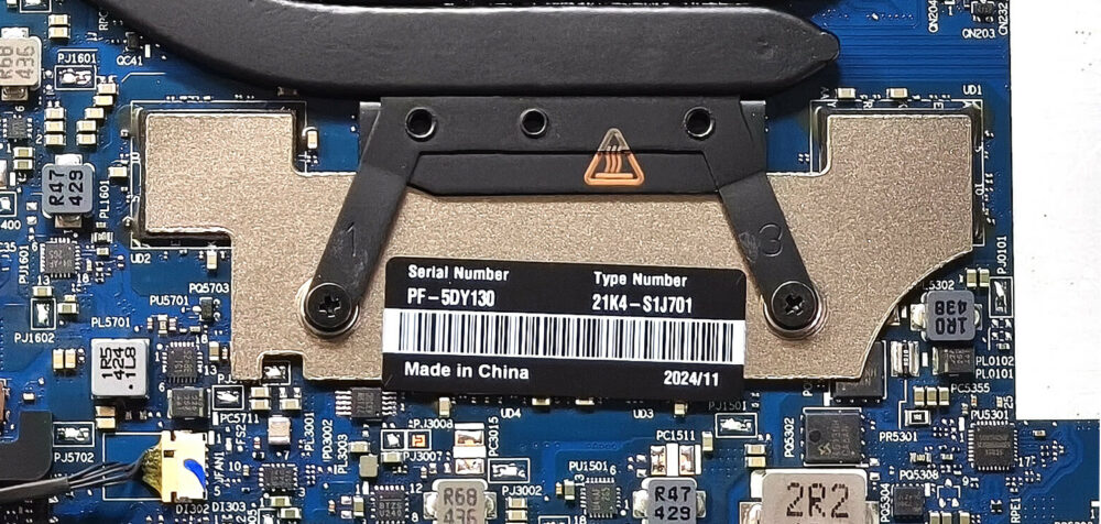 ThinkPad T14 Gen 4 AMD 的内存焊接在散热器下方
