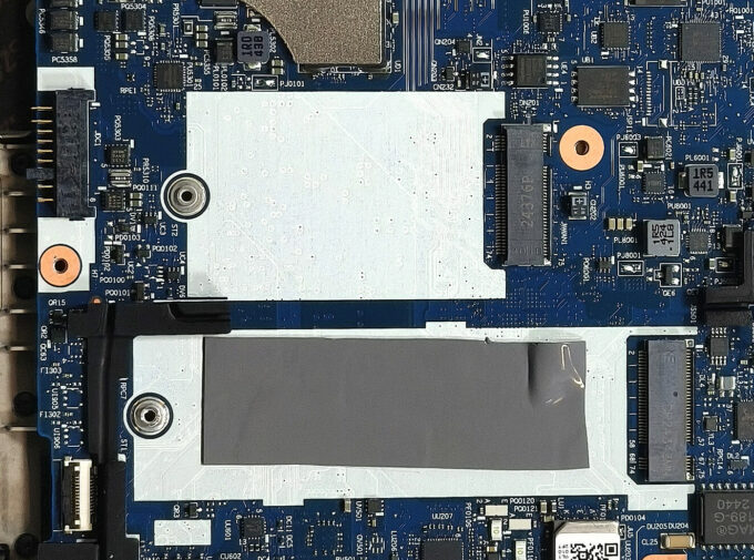 ThinkPad T14 Gen 4 AMD 的 M.2 插槽带有导热垫