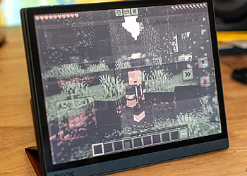 Minecraft en E Ink: límites reales de la pantalla 13 Minecraft en E Ink: Minecraft ejecutándose en una tablet con pantalla E Ink en escala de grises, mostrando las limitaciones reales de la tinta electrónica en rendimiento y calidad de imagen durante el juego.