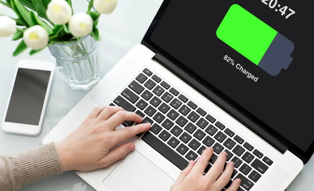 Autonomía Total Guía rápida para un portátil incansable 🔋 6 Batería de portátil vista externa con diseño moderno para mejorar autonomía