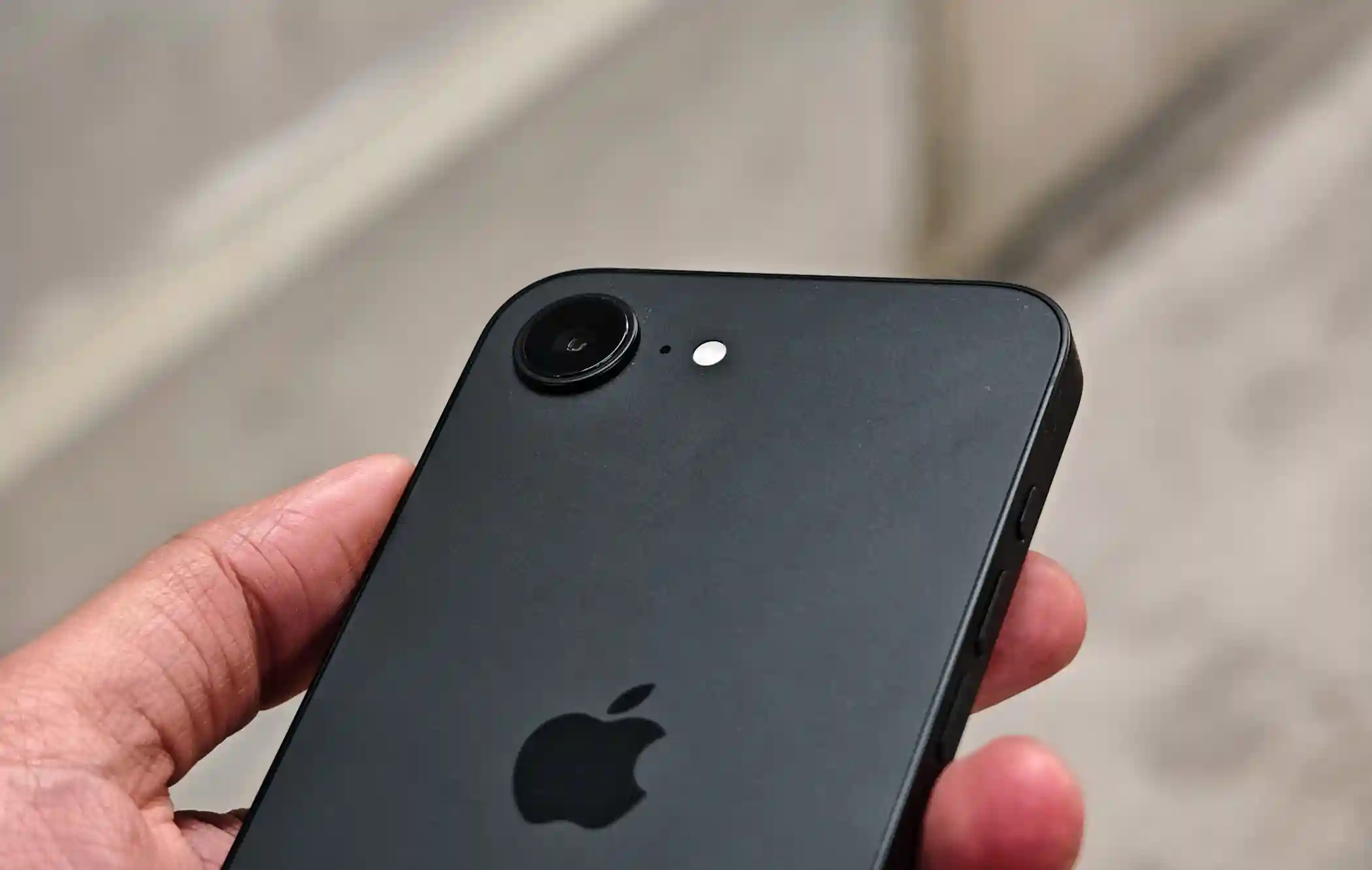 Google Pixel 9a ve iPhone 16e: $600'den daha ucuza 2 premium! 📱💥 14 Ön kameralar: Pixel'de 13 MP ve iPhone'da 12 MP