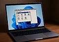 البرامج القديمة - جهاز كمبيوتر محمول يعمل بنظام التشغيل Windows 11 ويعرض برنامجًا قديمًا على الشاشة، مما يوضح كيفية استخدام البرامج الكلاسيكية في Windows 11 بدون تعقيدات.