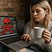 Windows nätverksskydd - Orolig kvinna tittar på sin bärbara dator med en röd dödskallesymbol på grund av ett datavirus, vilket illustrerar vikten av att aktivera nätverksskydd i Windows för att förhindra hackare och skadlig kod.