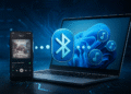 Как использовать Windows 11 в качестве аудиоприемника Bluetooth. Изображение мобильного телефона, воспроизводящего музыку через Bluetooth на ноутбуке с Windows 11. На синем технологическом фоне показаны значки Bluetooth и музыкальные ноты. Иллюстрация того, как использовать Windows 11 в качестве аудиоприемника Bluetooth.