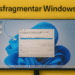 Defragmentierung in Windows 11 – Alternativtext: Computerbildschirm, der den Defragmentierungsprozess in Windows 11 mit gelbem Hintergrund und dem Text „Windows 11 defragmentieren“ zeigt.